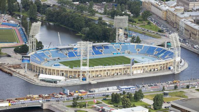 Поле на Петровском стадионе в плохом состоянии