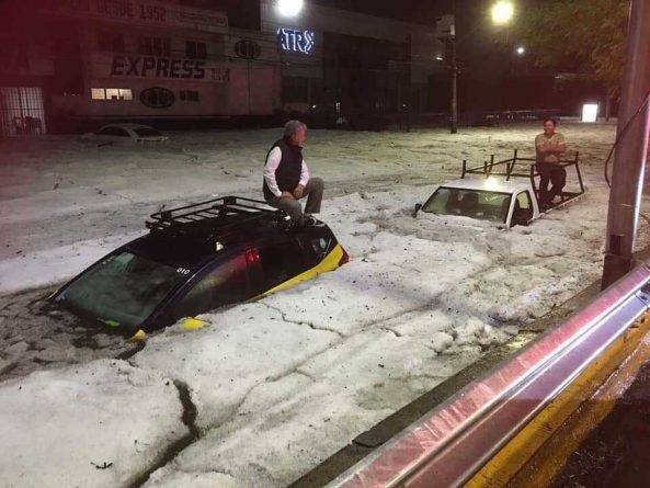 После ужасного града машины и дома на улицах мексиканского города утонули под толстым слоем снега и льда