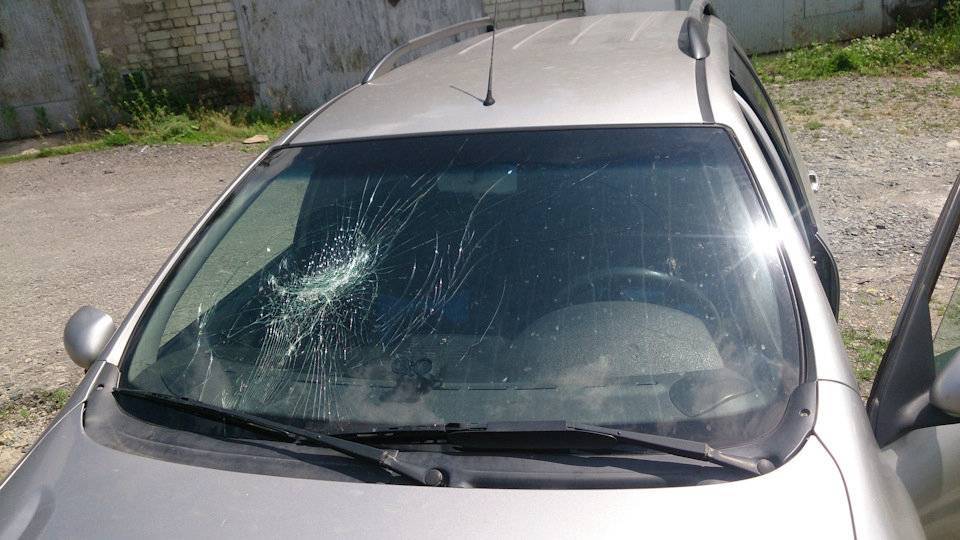 «Люди под кайфом разбили стекло машины и избили владельца»