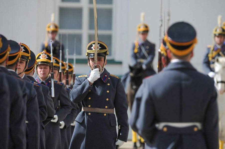 Церемонию развода караулов Президентского полка не будут проводить 13 июля