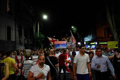 Противники ЛГБТ в Грузии отказались протестовать рядом с антироссийским митингом