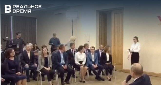 Участнице встречи с Путиным стало плохо, ей пошла оказывать помощь Голикова — видео