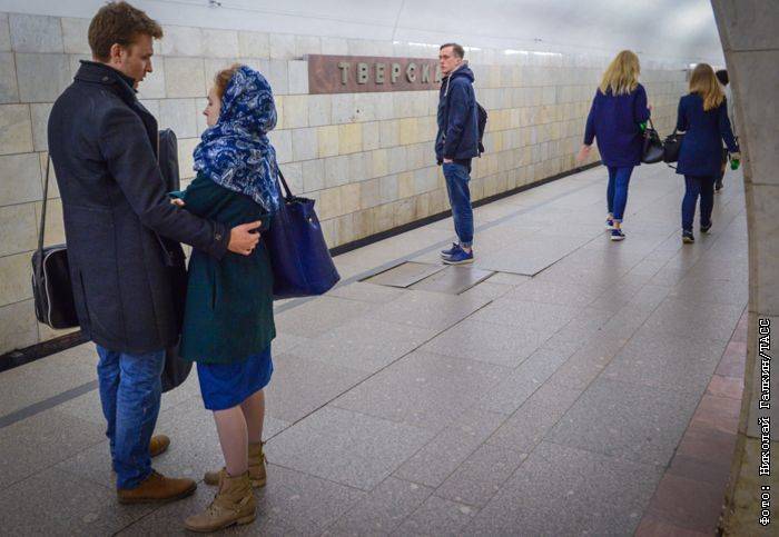 Девушка упала под поезд метро на станции "Тверская" из-за телефона