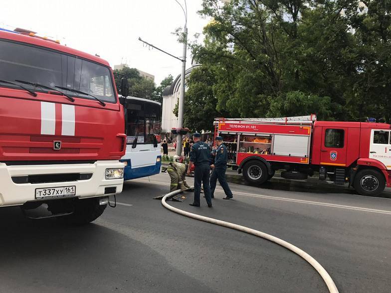 Из-за пожара в Музтеатре близлежащие улицы перекрыты, центр Ростова стоит в пробке