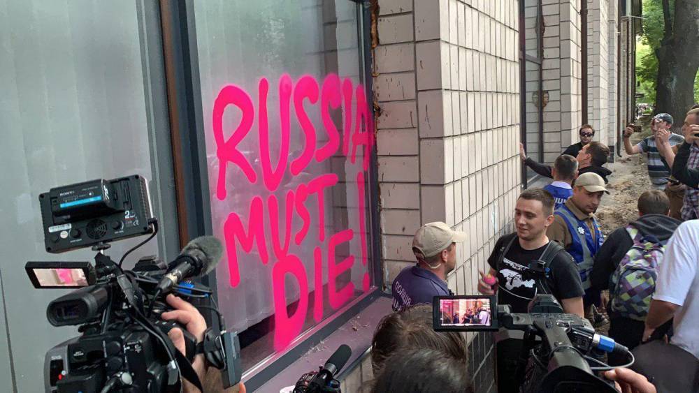 Националисты исписали окна здания телеканала «NewsOne» антироссийскими лозунгами
