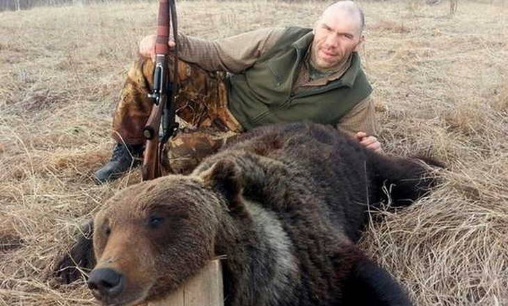 Брянский депутат Валуев прокомментировал снимок с убитым медведем