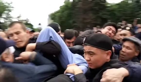В Казахстане прошел массовый митинг: десятки задержанных