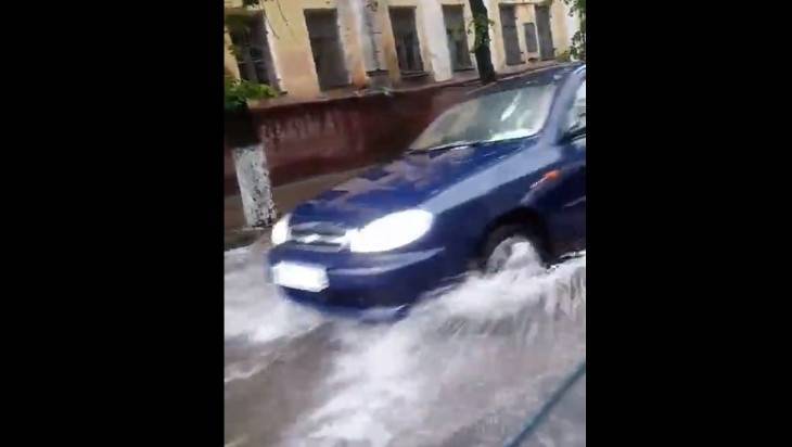 По улице Калинина в Брянске пронесся водный поток