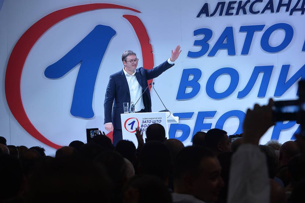 Более половины сербов поддерживают партию Вучича