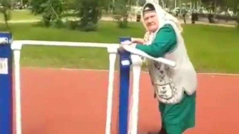 В Башкирии 95-летняя бабушка полюбила уличные тренажеры