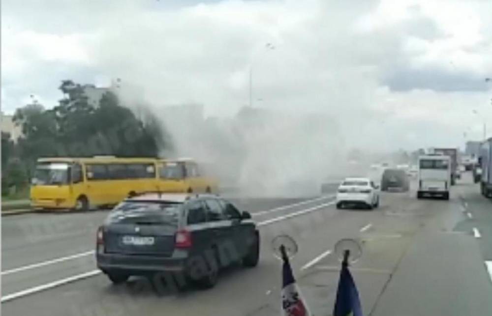 В Киеве посреди дороги загорелась маршрутка с пассажирами — видео | Новороссия
