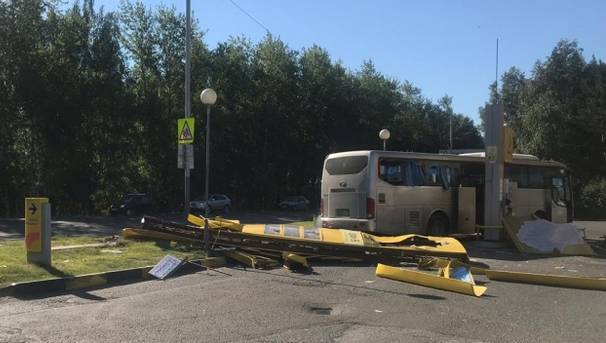 Автобус с 43 пассажирами врезался в заправку в Томске. РЕН ТВ