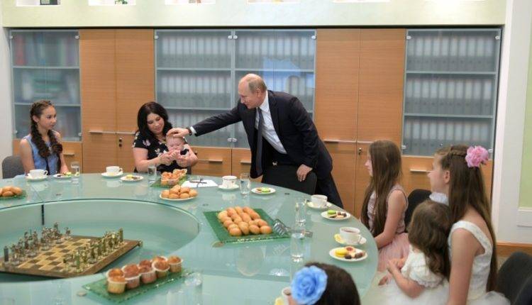 Путин пообщался в Екатеринбурге с многодетной семьей, переехавшей в новый дом