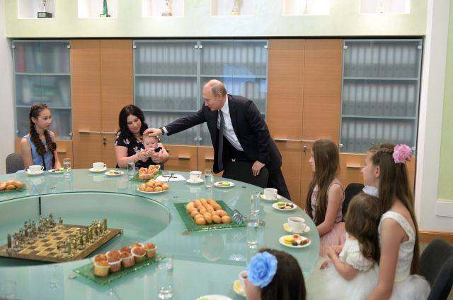 В Екатеринбурге Путин встретился с многодетной семьей