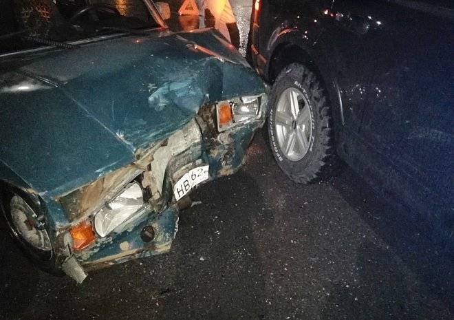 На парковке «Глобуса» 19-летний дрифтер на «Жигулях» врезался во внедорожник