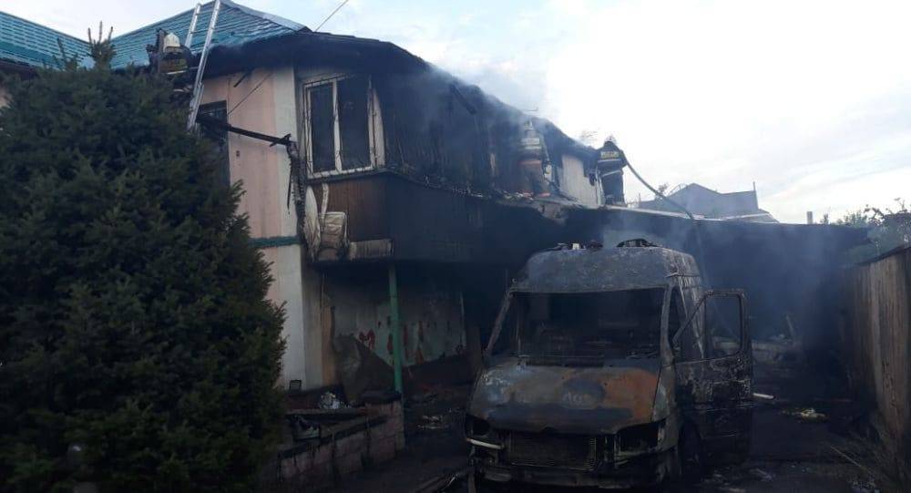 Частный дом, хозпостройки и три автомобиля сгорели в Алматы