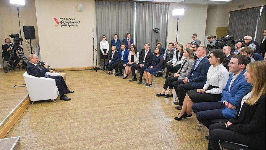 Студентка упала в обморок на встрече с Путиным