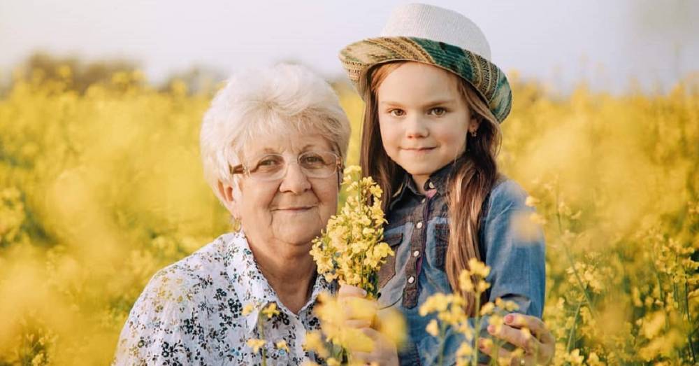 Научно доказано: бабушки, которые заботятся о внуках и внучках, живут на 11 лет больше