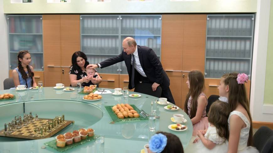 Путин пообщался в Екатеринбурге с многодетной семьей о переезде в новый дом