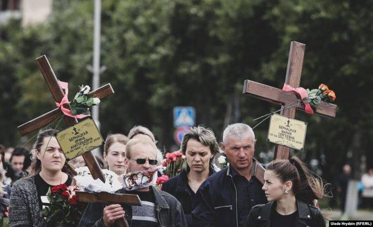 «Детей жалко, совсем маленькие». Тысячи людей на похоронах жертв аварии в Белоозерске — фото