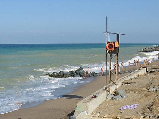 На крымский пляж вынесло труп в костюме с гирей на ногах