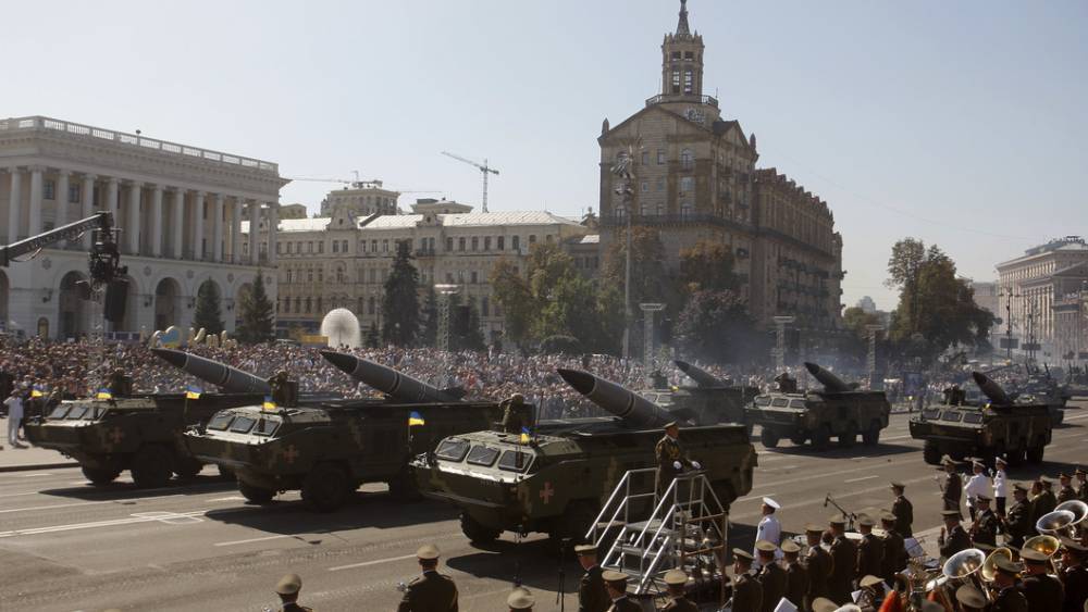 "Лучше бы войну прекратил, а деньги – Донбассу": Зеленский отменил "недешевый" парад на День независимости Украины