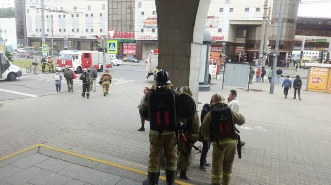 Петербурженка сообщила о скоплении сотрудников МЧС около станции метро "Старая Деревня"