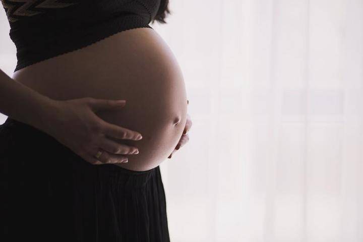 Эксперт оценил предложение ввести спецзнак для беременных за рулем