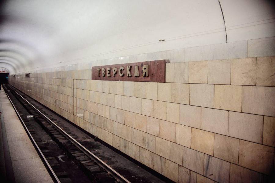 Женщина выжила после падения под поезд метро в Москве