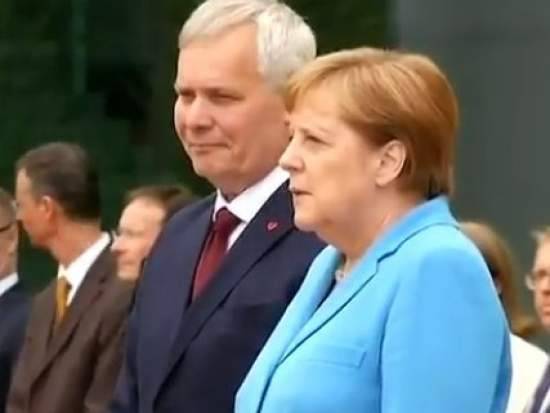Ангелу Меркель на публике "затрясло" третий раз за месяц