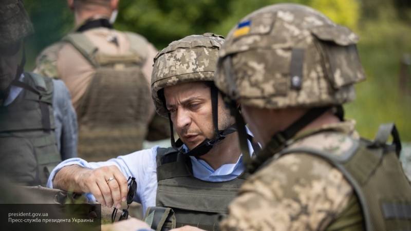 Зеленский приказал Генштабу "жестко отвечать" на обстрелы в Донбассе
