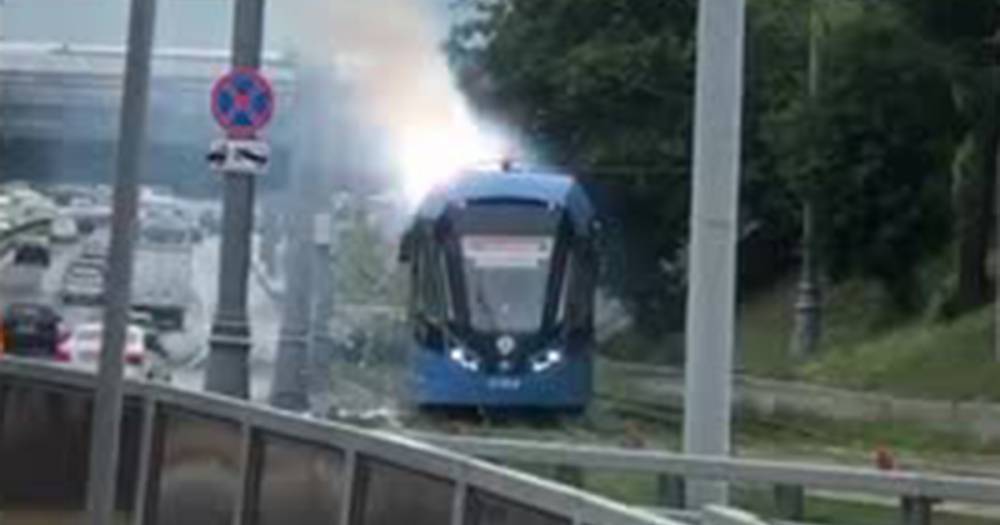 Искрящийся московский трамвай сняли на видео