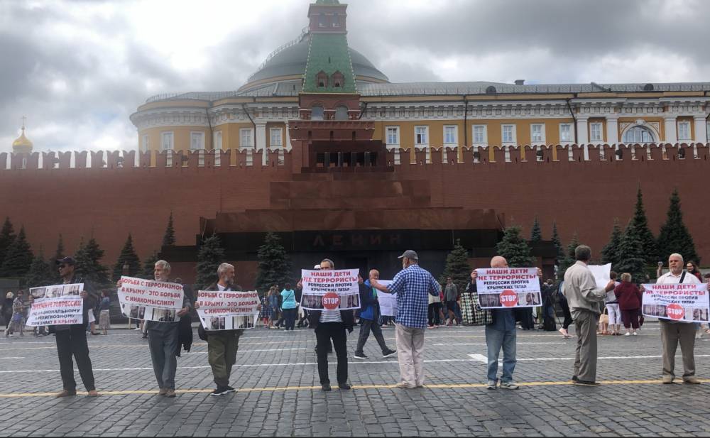 На Красной площади задержали активистов с плакатами в защиту крымских татар