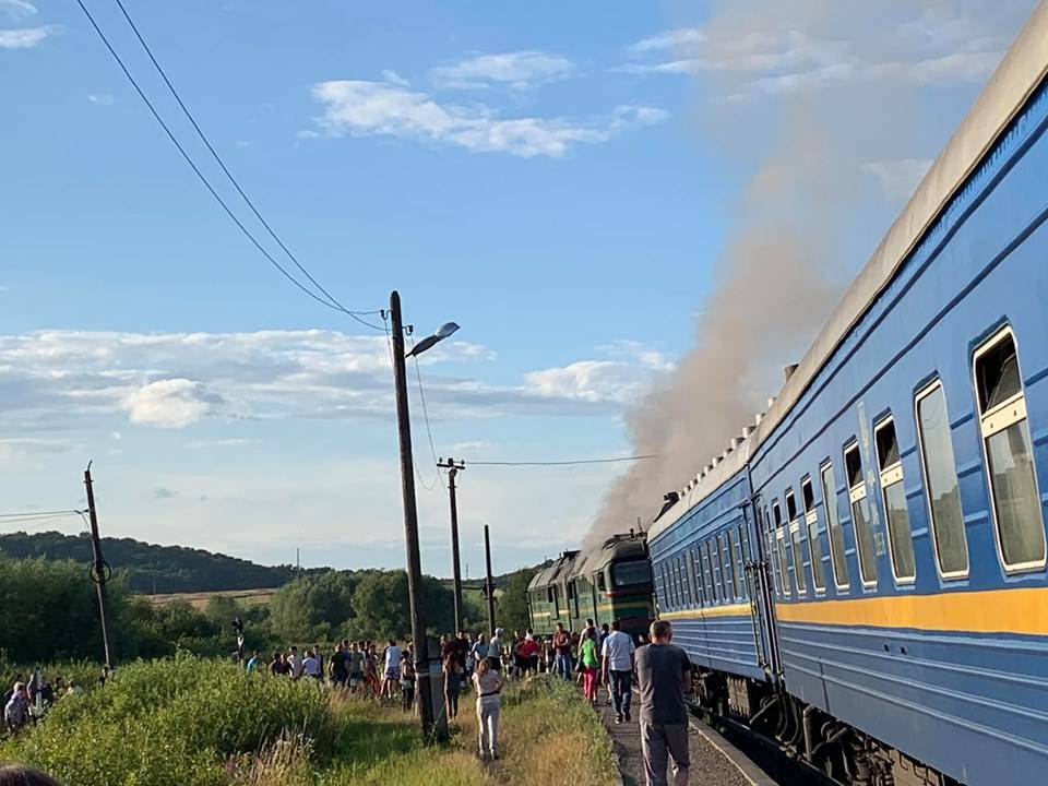 Под Львовом на ходу загорелся поезд с пассажирами — видео | Новороссия
