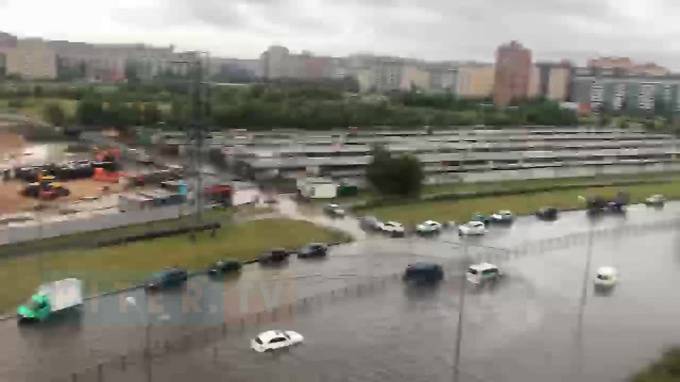 Машины глохнут в "океане": Петербург снова затопило из-за прошедшего ливня