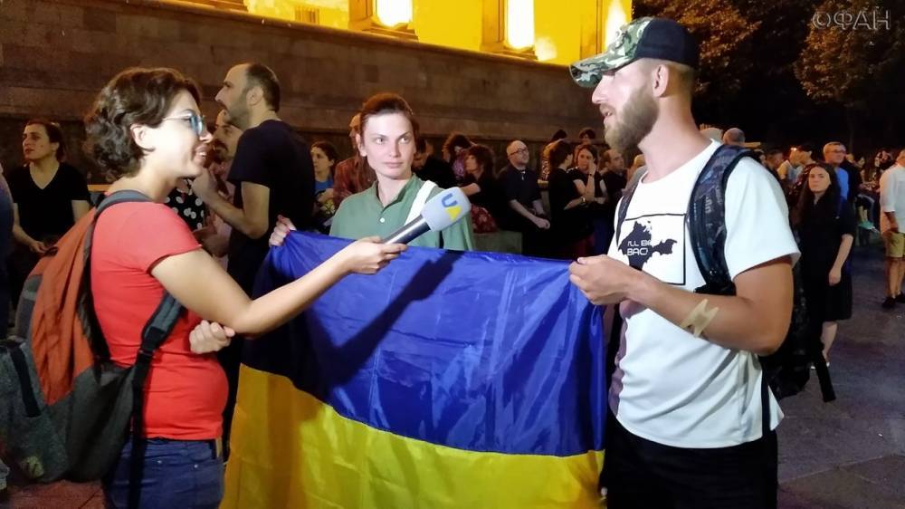 Украинские туристы пришли поддержать грузинский протест