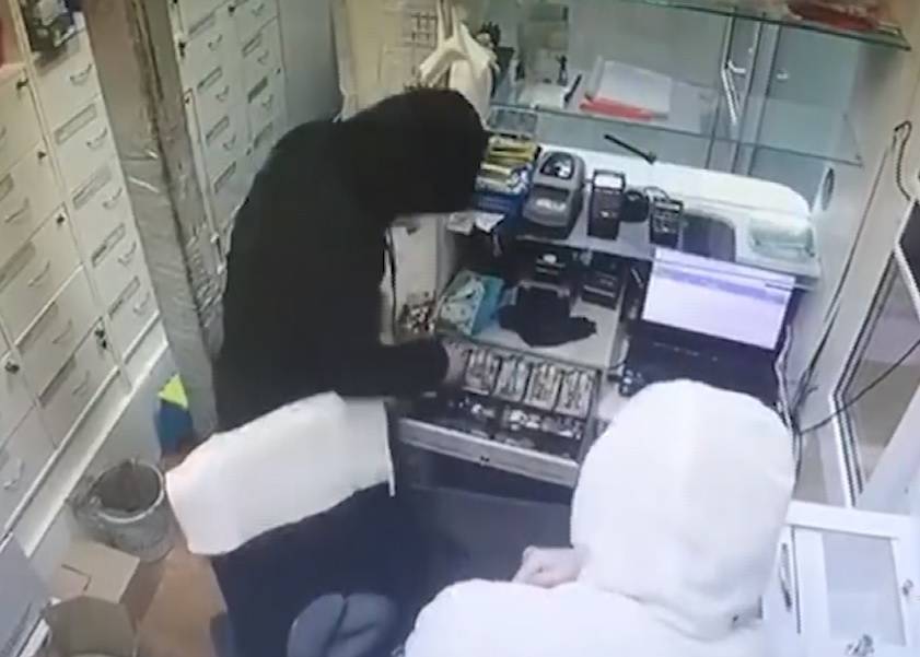 Видео: камера сняла ограбление аптеки в Москве. РЕН ТВ