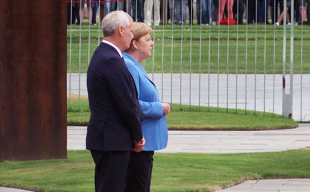 Меркель затряслась в третий раз за месяц (видео)