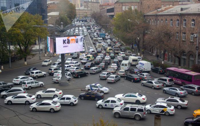 В Ереване не работают светофоры: дорожная полиция пытается регулировать движение