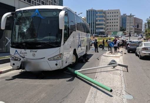 Автобус без водителя в Петах-Тикве сбил столб и три автомобиля