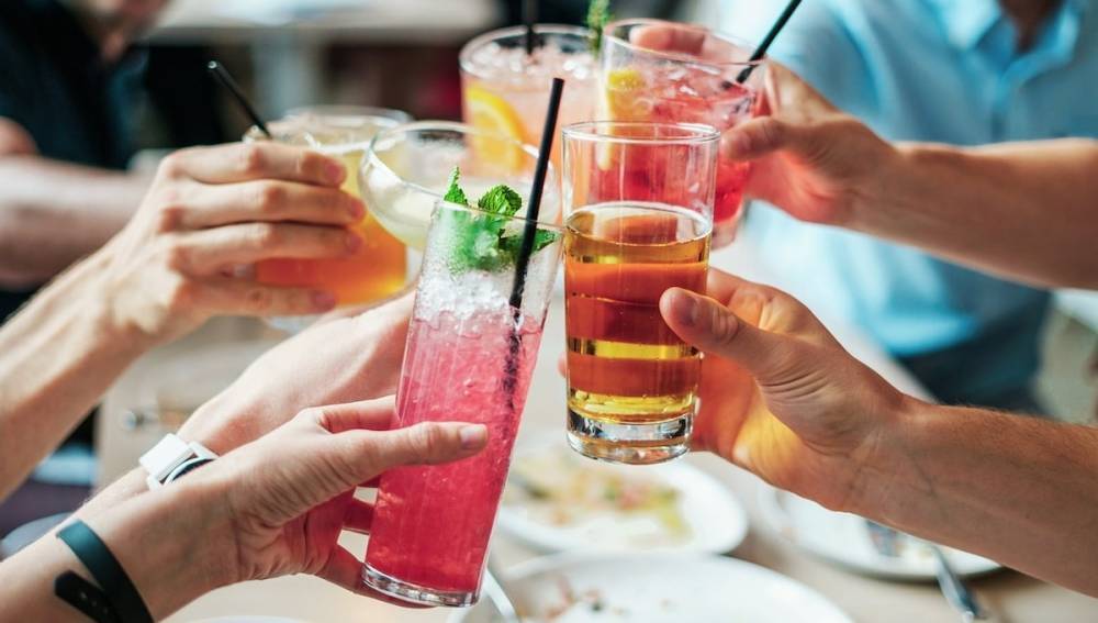 Спирт и пища влияют на мозг схожим образом, выяснили ученые