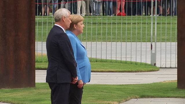 Третий приступ за месяц: Меркель снова охватила дрожь