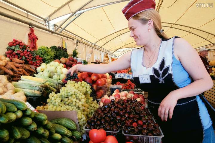 Москвичей попросили не покупать овощи и фрукты до наступления сезона