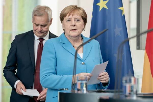 Третий приступ: власти ФРГ отказались признавать проблемы Меркель со здоровьем
