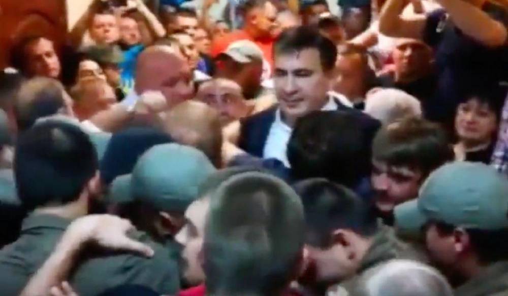 Саакашвили устроил драку и ударил пенсионерку