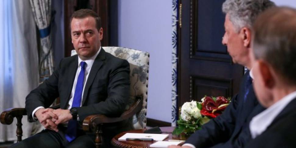 Медведев перечислил варианты транзита газа через Украину