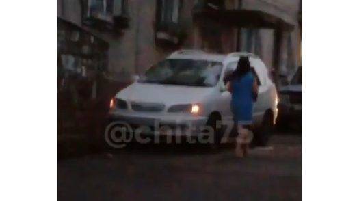 Жительница Читы разбила машину мужа за измену | РИА «7 новостей»