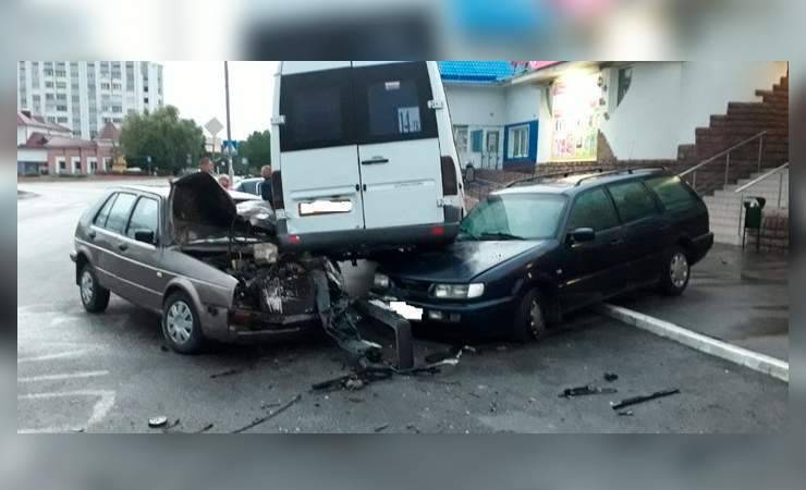 В Мозыре пьяный водитель протаранил маршрутку. После удара она оказалась на капотах двух авто — фотофакт