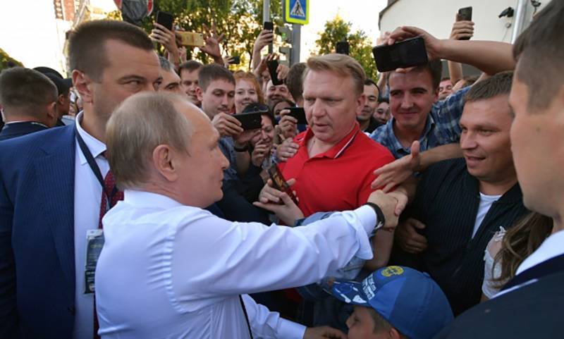 Путин неожиданно вышел к людям в Екатеринбурге