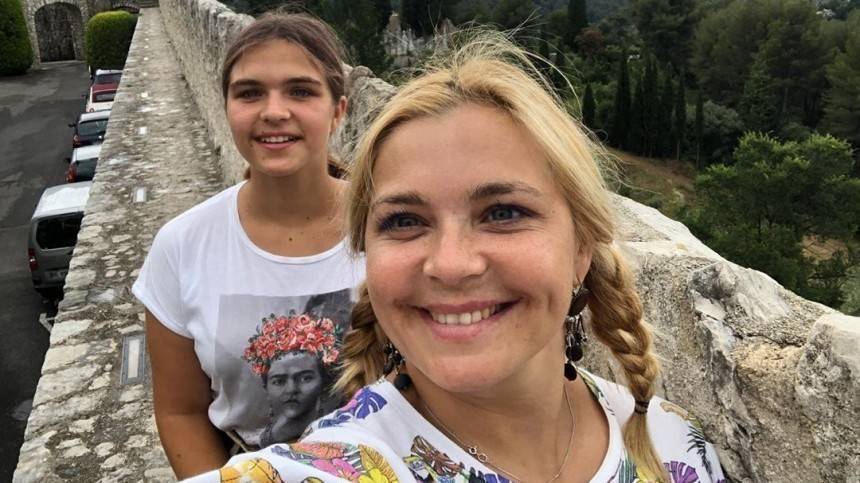 Дочь Пеговой резвится с другом в фонтане во Франции— видео